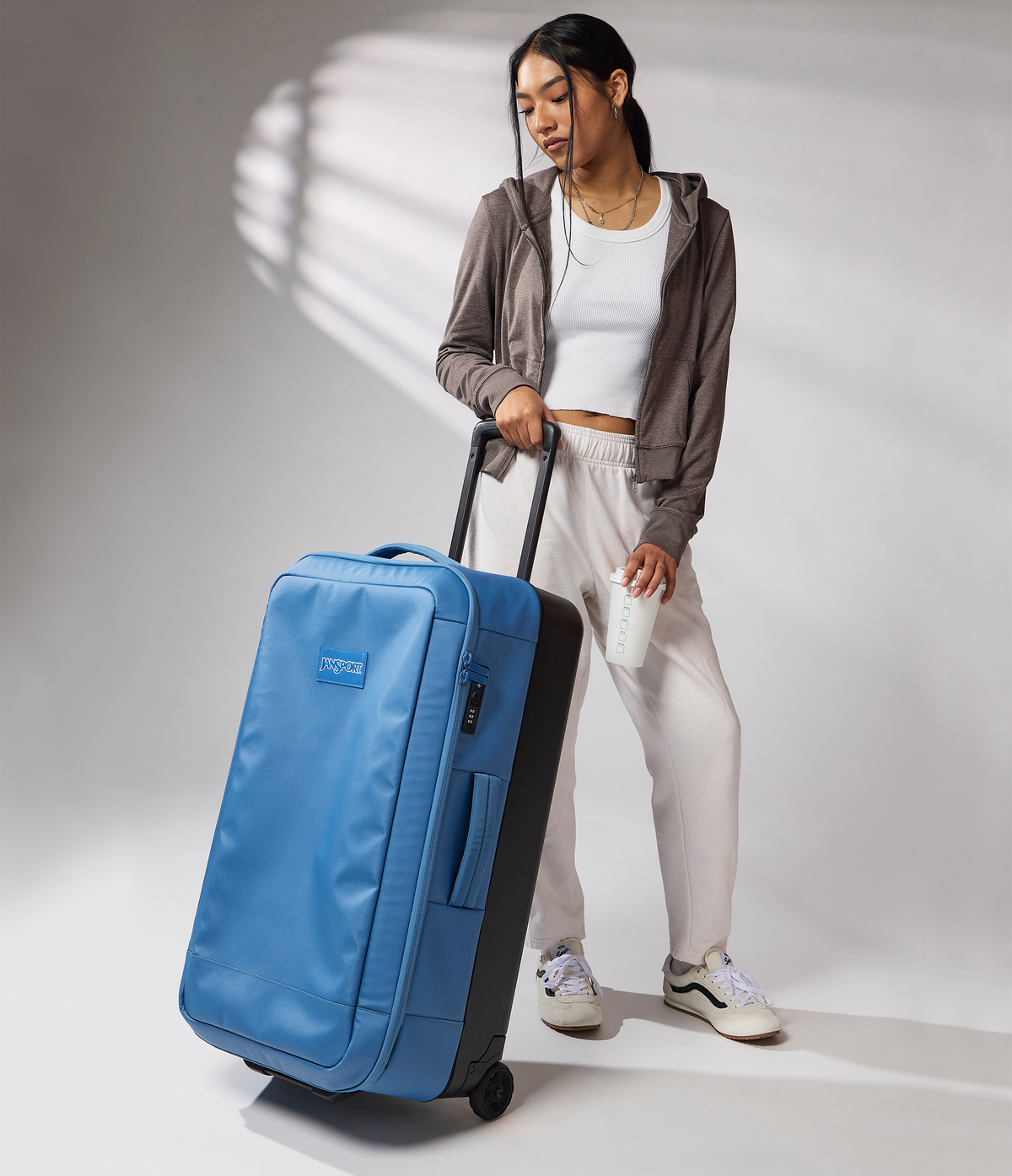 good-latitude-30-rolling-duffel-h2 JS0A86EOEW5-MODEL.png